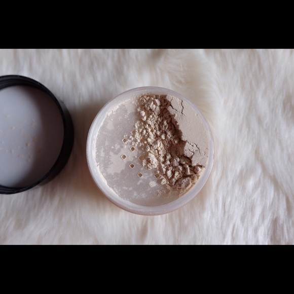 ✖️SOLD Laura Mercier Translucent Setting Powder - Picture 4 of 4